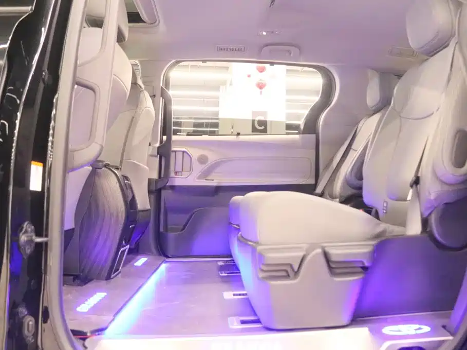 Toyota Granvia — фото 18