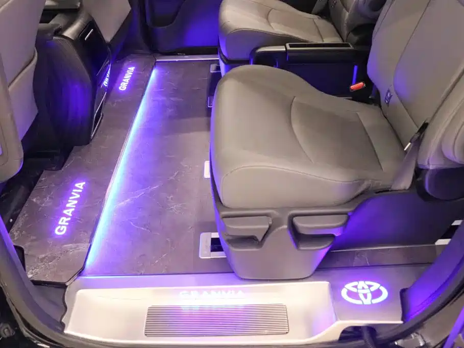Toyota Granvia — фото 19