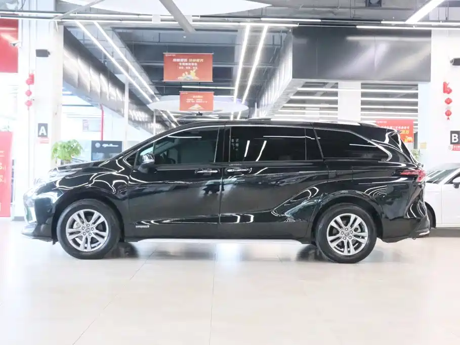 Toyota Granvia — фото 3