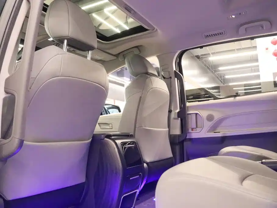 Toyota Granvia — фото 21