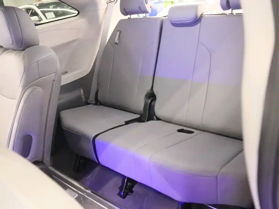 Toyota Granvia — фото 22