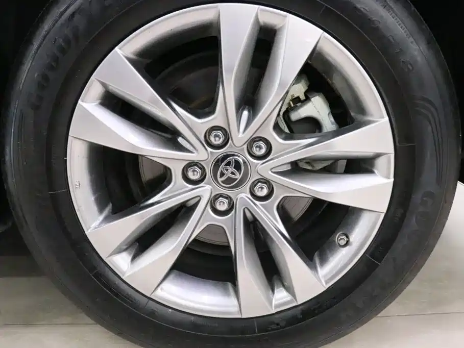 Toyota Granvia — фото 25