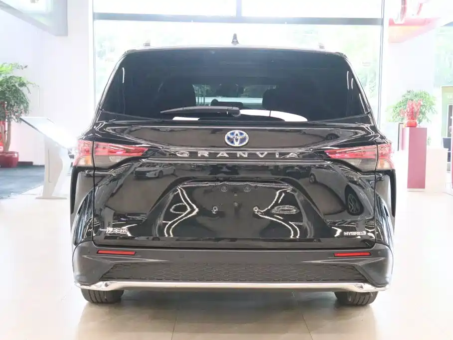 Toyota Granvia — фото 4