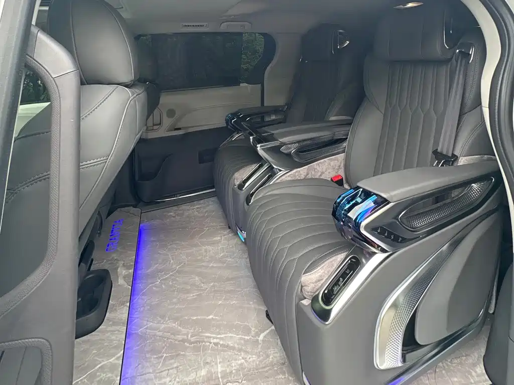 Toyota Granvia — фото 11