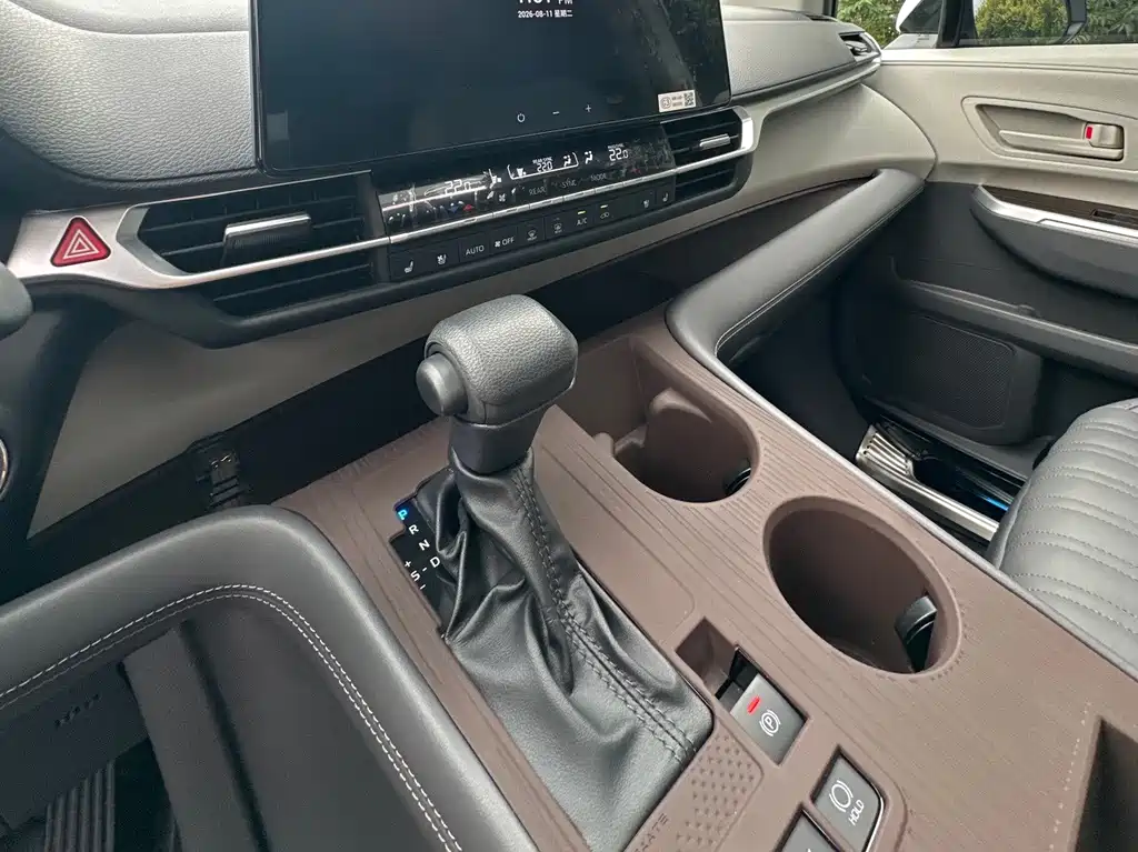 Toyota Granvia — фото 14