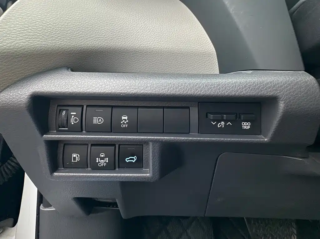 Toyota Granvia — фото 19
