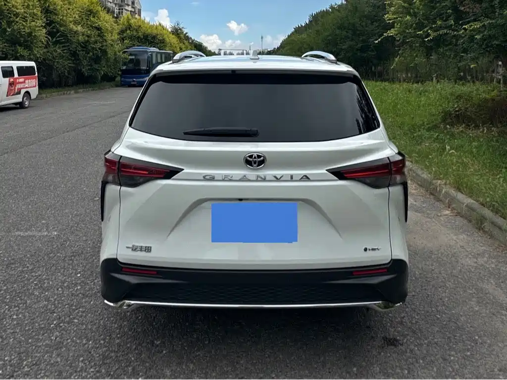 Toyota Granvia — фото 4