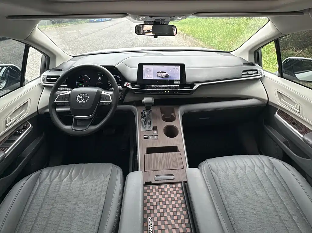 Toyota Granvia — фото 10
