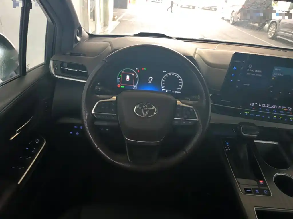 Toyota Granvia — фото 11