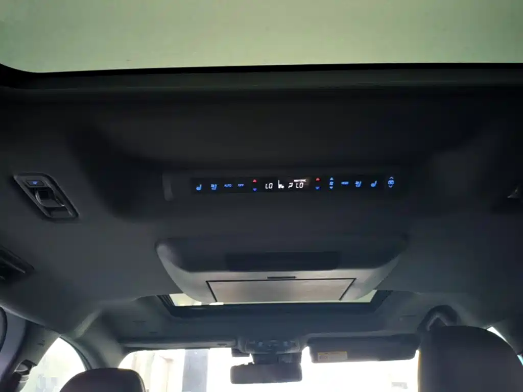 Toyota Granvia — фото 18