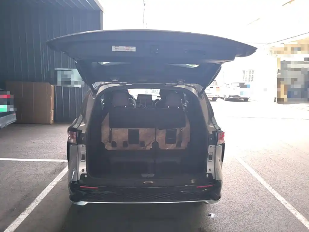 Toyota Granvia — фото 19