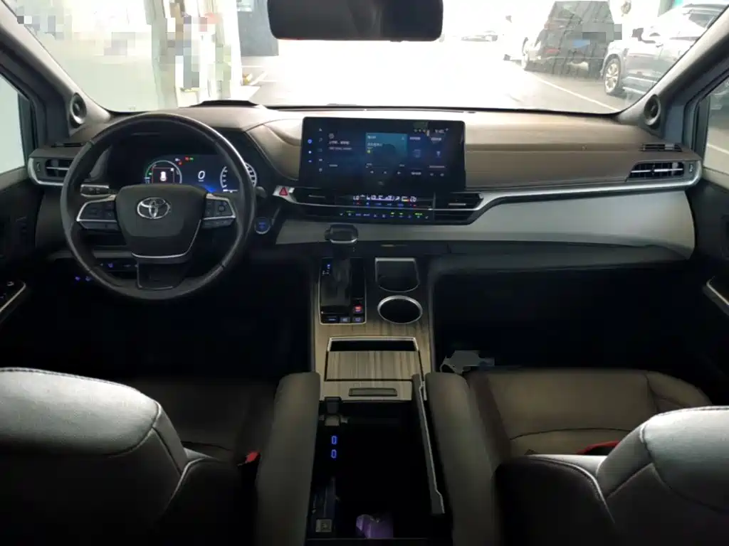 Toyota Granvia — фото 10
