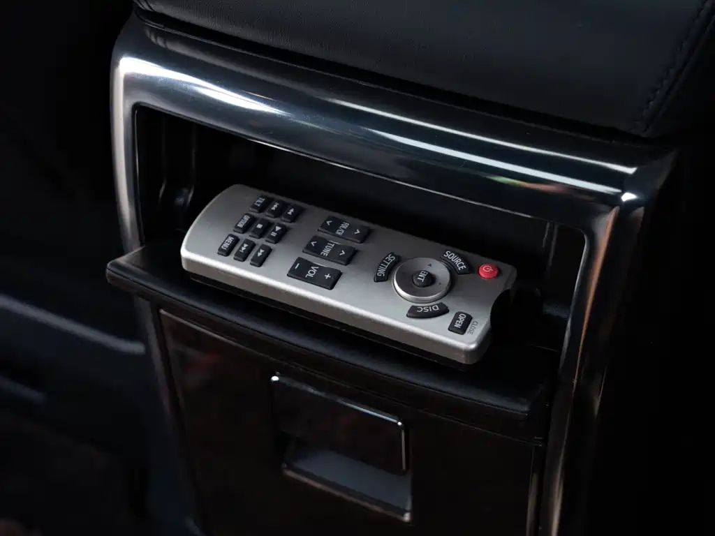 Toyota Alphard — фото 25
