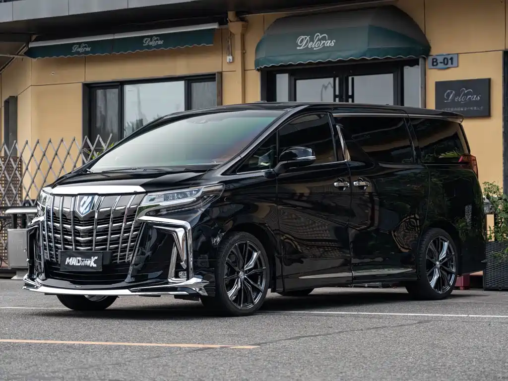 Toyota Alphard — фото 1