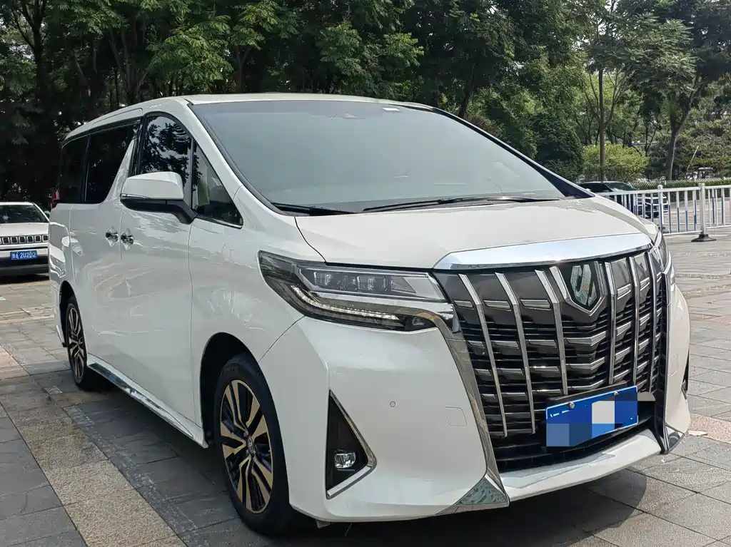 Toyota Alphard — фото 2