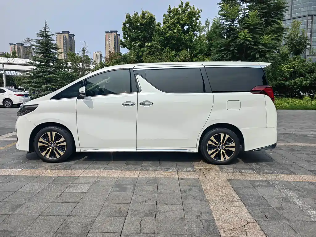 Toyota Alphard — фото 14