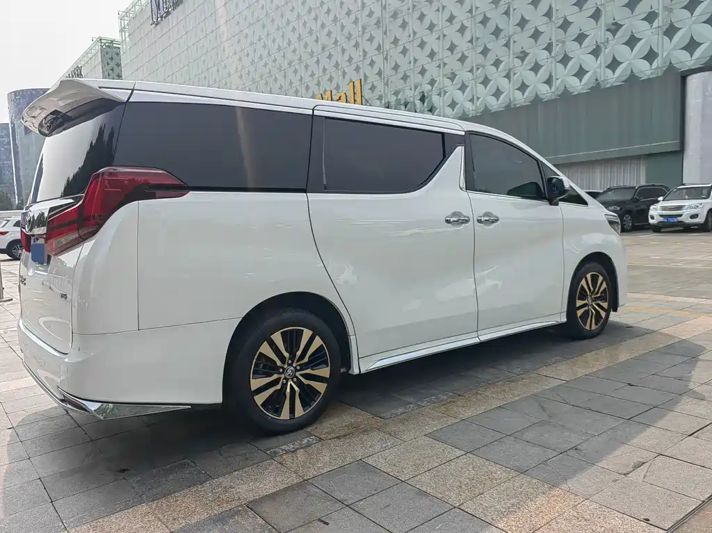 Toyota Alphard — фото 6
