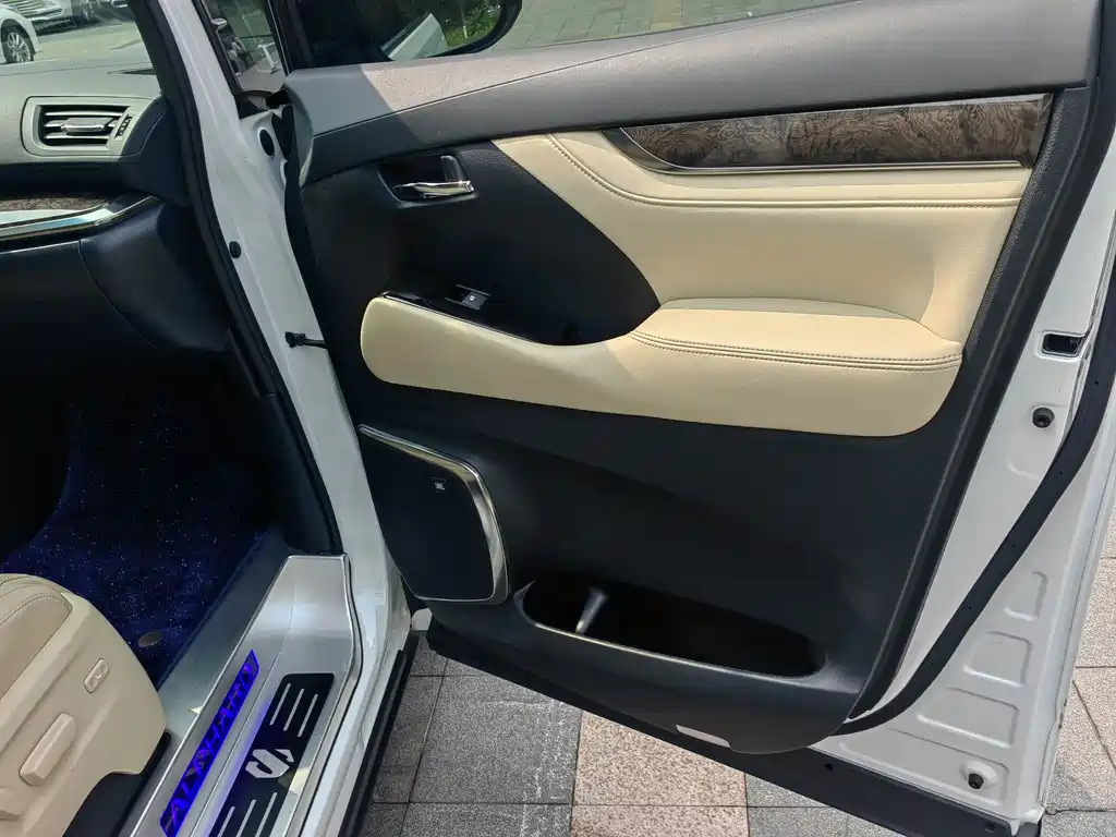 Toyota Alphard — фото 8