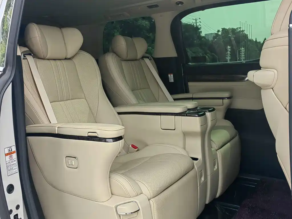 Toyota Alphard — фото 10