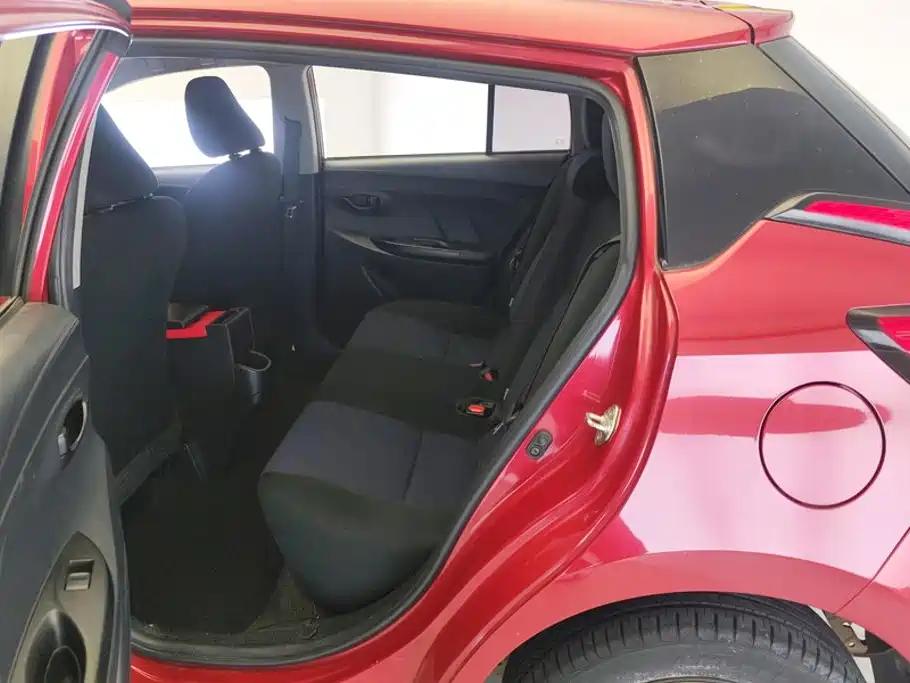Toyota Yaris L — фото 11