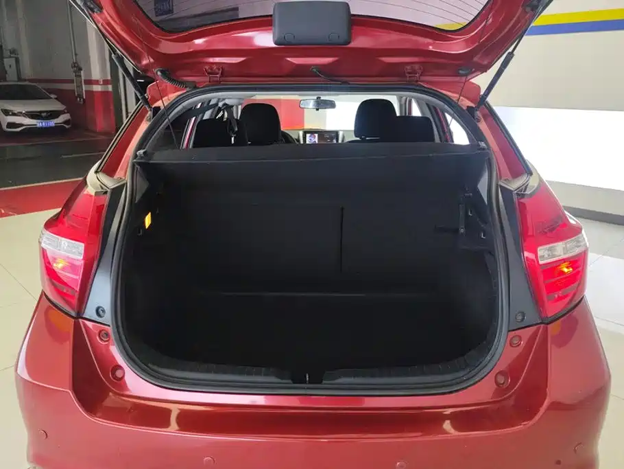 Toyota Yaris L — фото 4