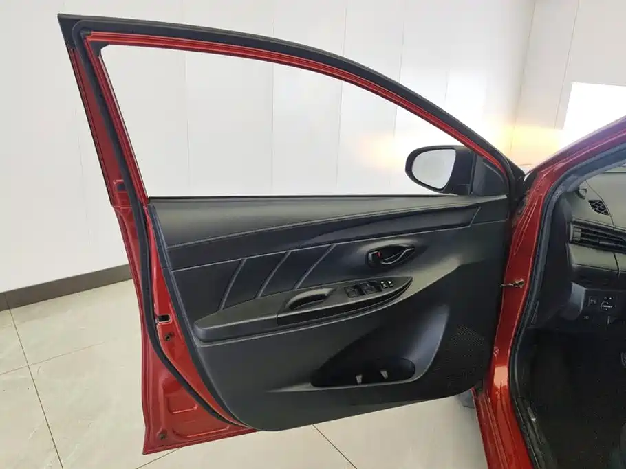 Toyota Yaris L — фото 7