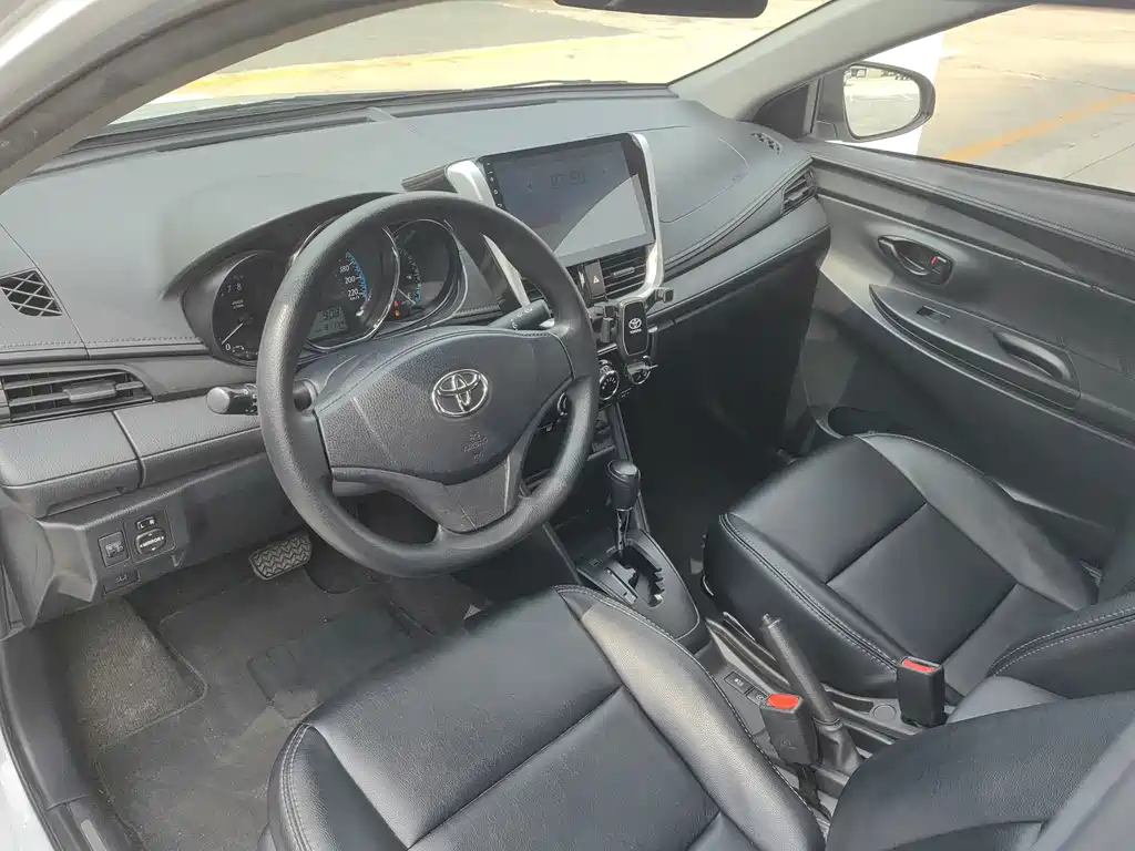 Toyota Yaris L — фото 2