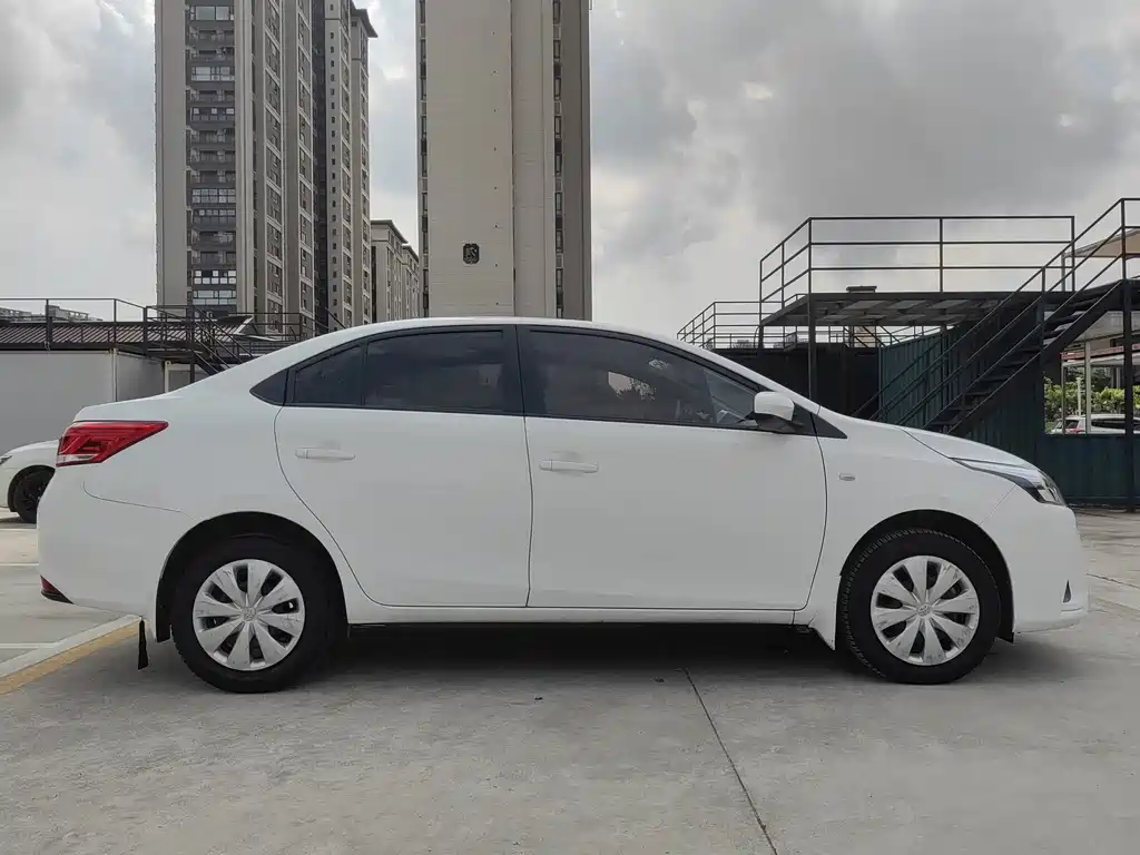 Toyota Yaris L — фото 11