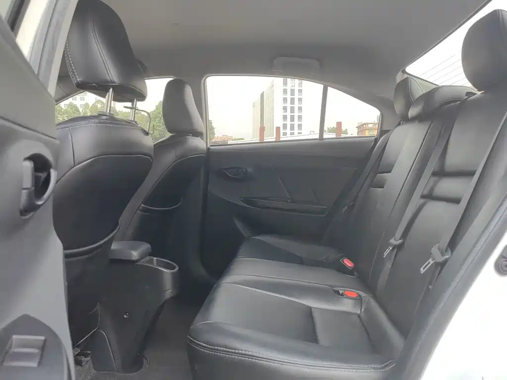 Toyota Yaris L — фото 14