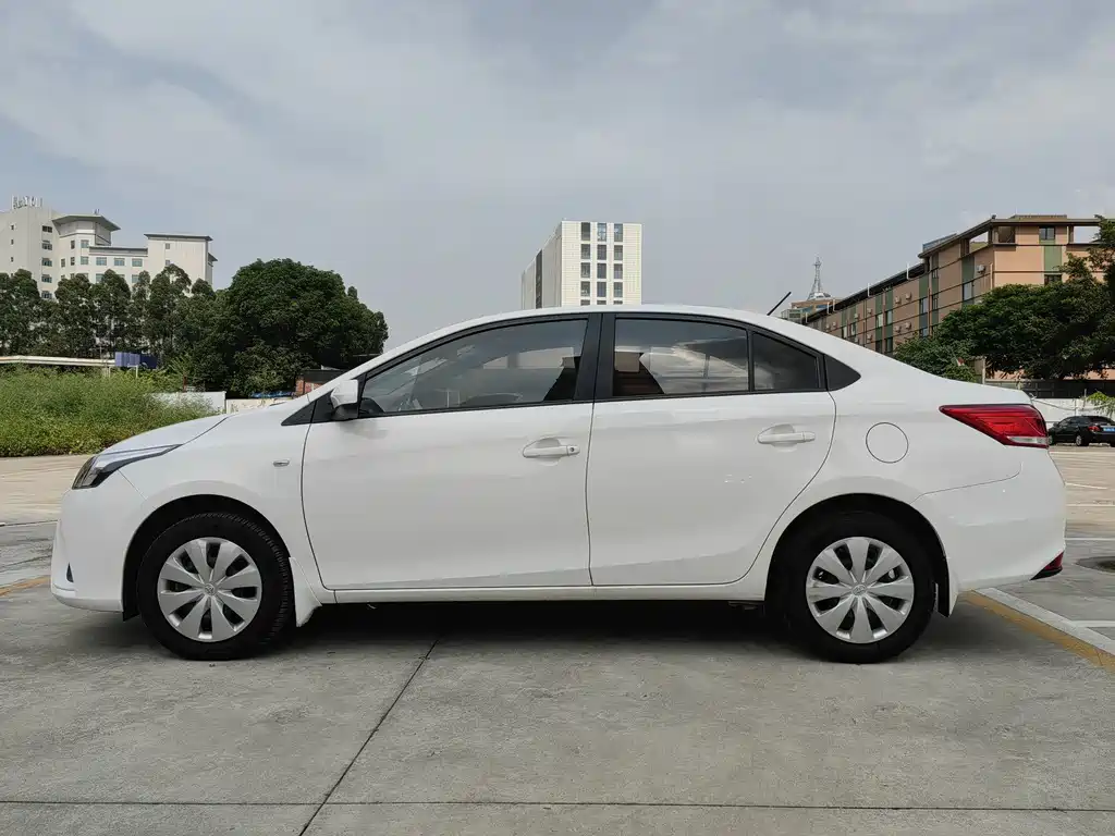 Toyota Yaris L — фото 7