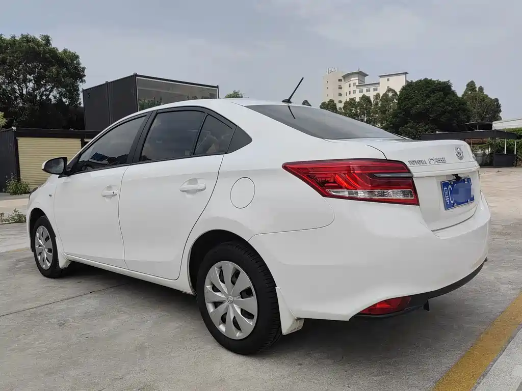Toyota Yaris L — фото 9