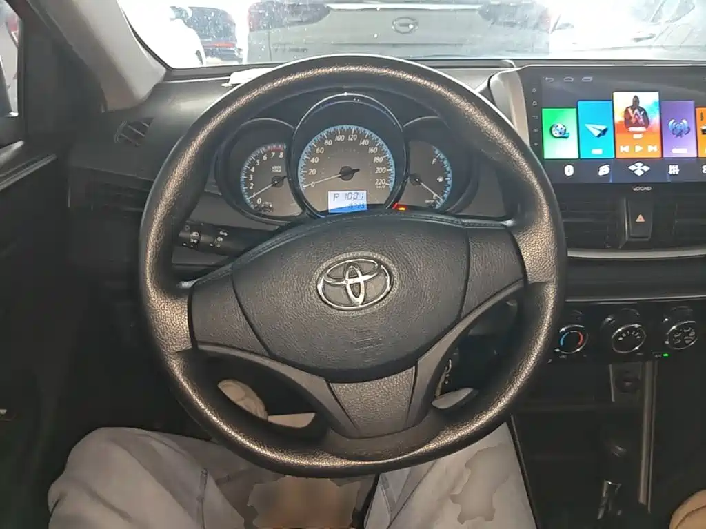 Toyota Yaris L — фото 11
