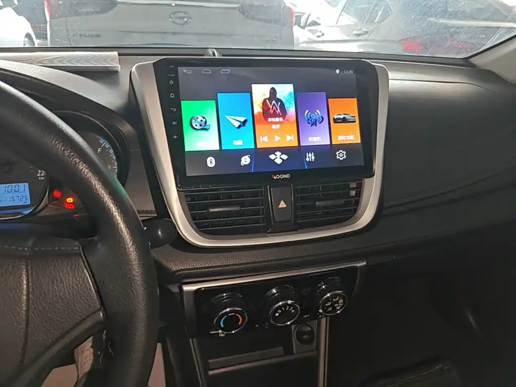 Toyota Yaris L — фото 13