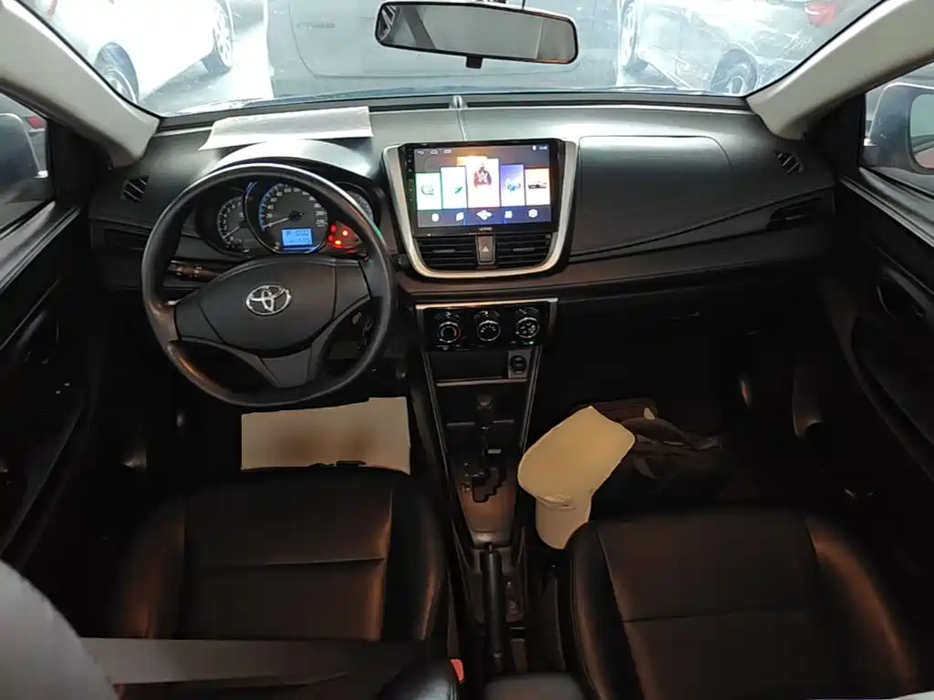 Toyota Yaris L — фото 10