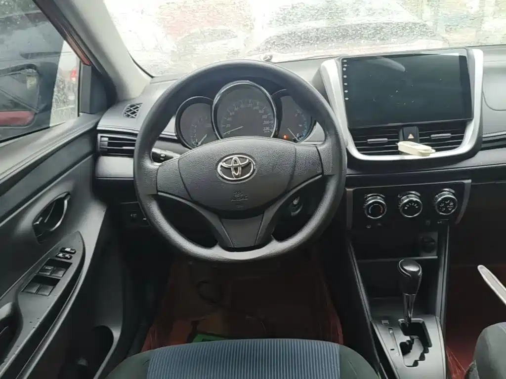 Toyota Yaris L — фото 11