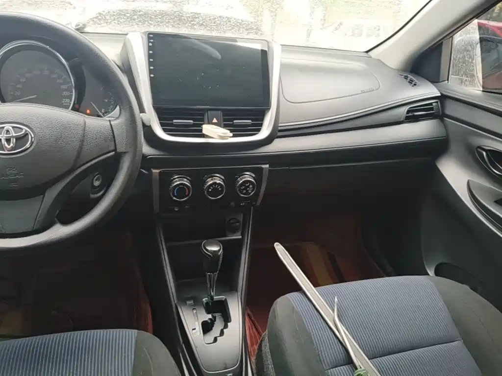 Toyota Yaris L — фото 13