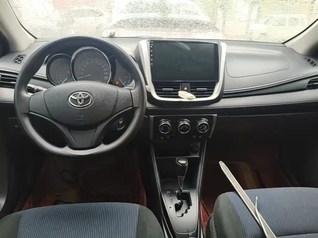 Toyota Yaris L — фото 10