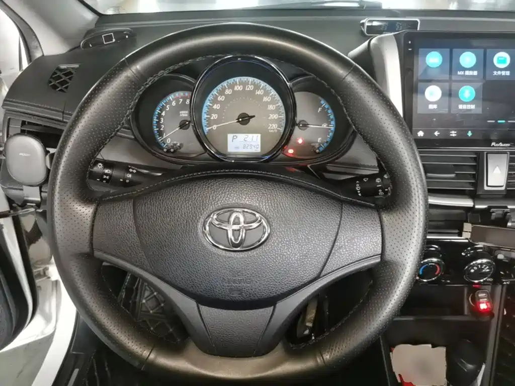 Toyota Yaris L — фото 11