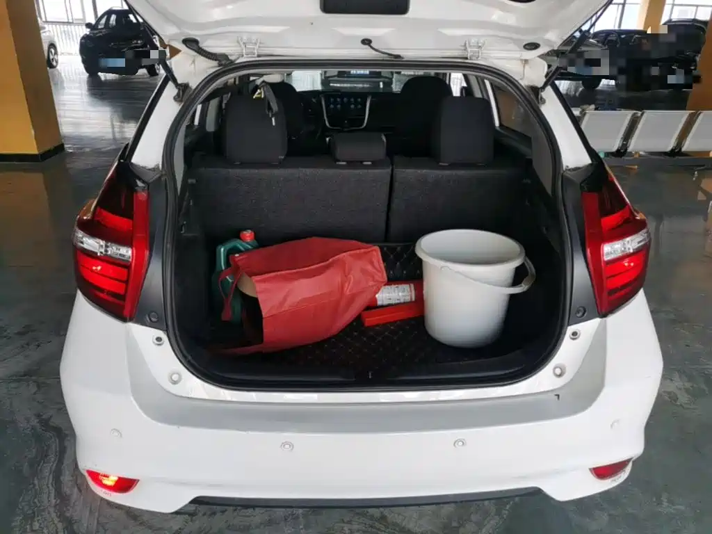 Toyota Yaris L — фото 19