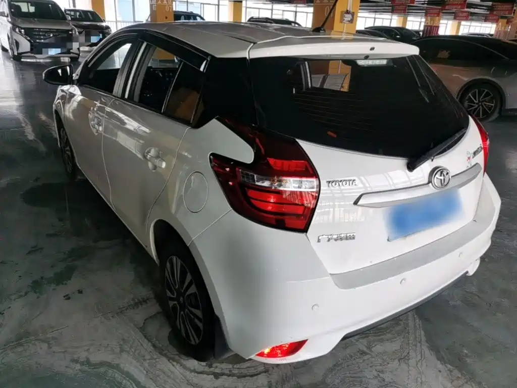 Toyota Yaris L — фото 5