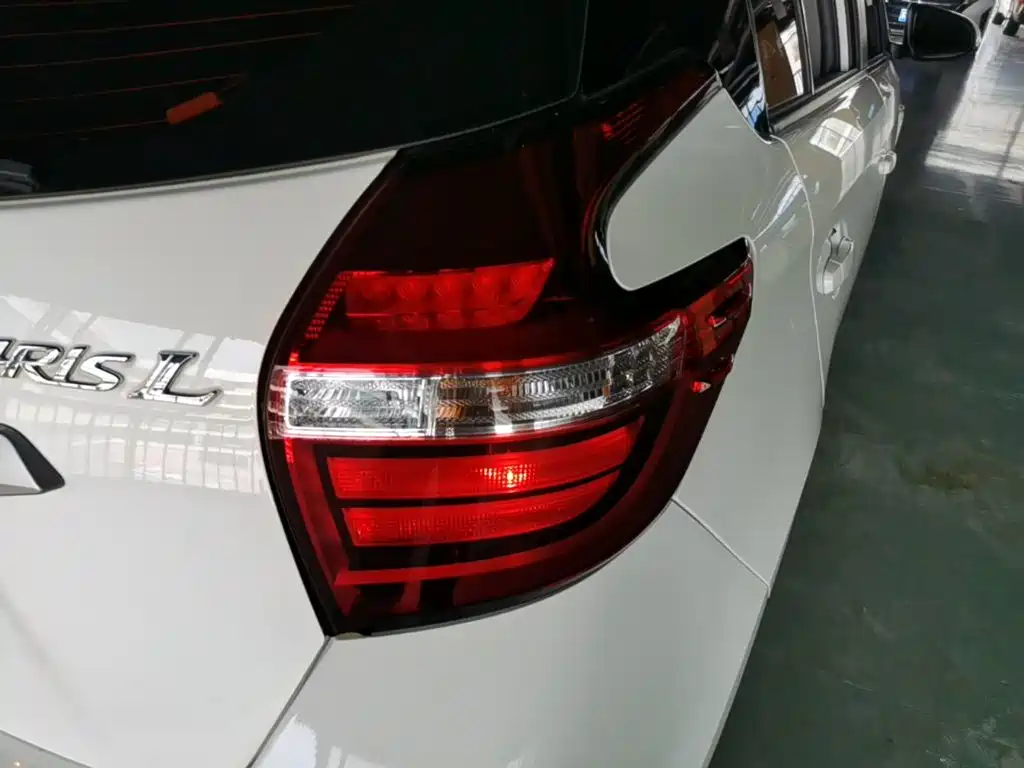 Toyota Yaris L — фото 8