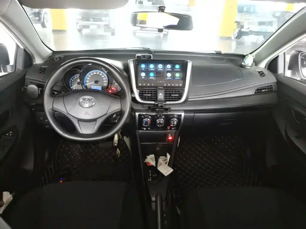 Toyota Yaris L — фото 10