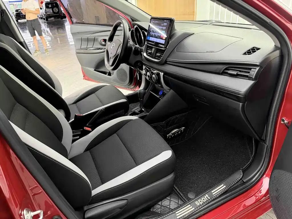 Toyota Yaris L — фото 11