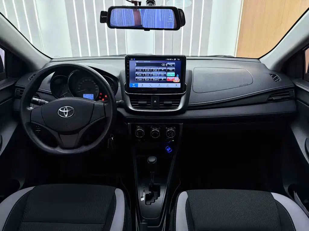 Toyota Yaris L — фото 13