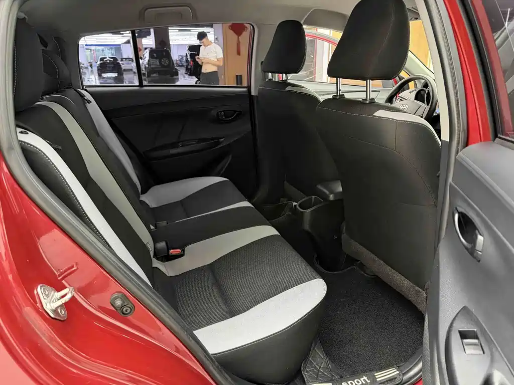 Toyota Yaris L — фото 10