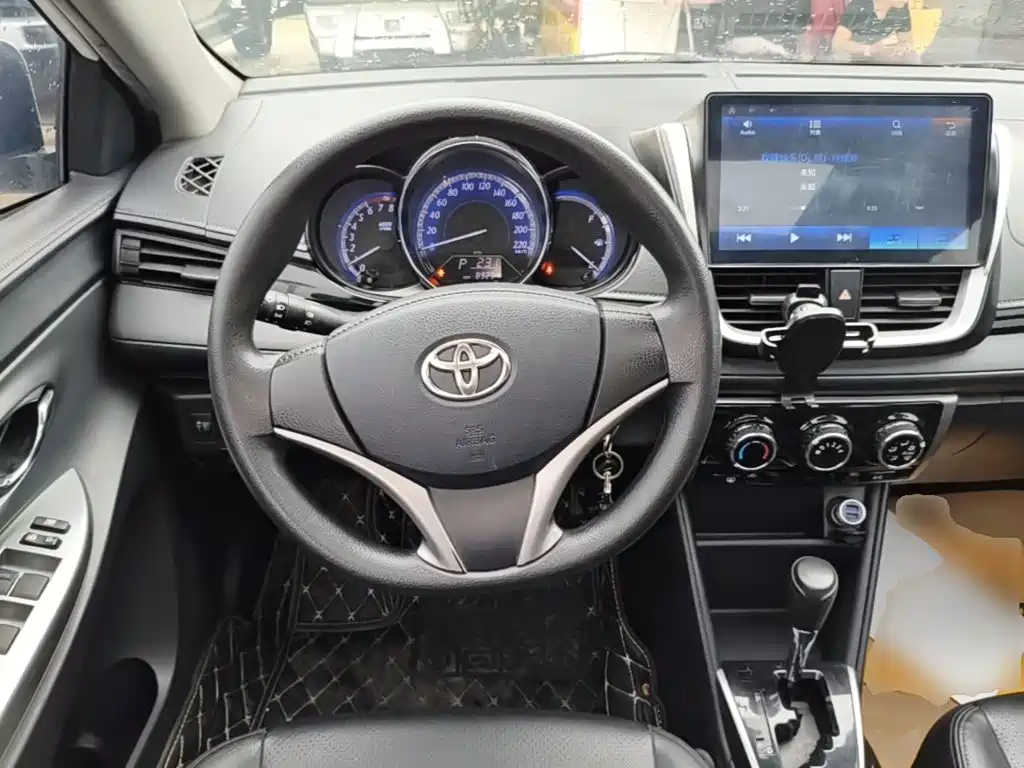Toyota Yaris L — фото 11