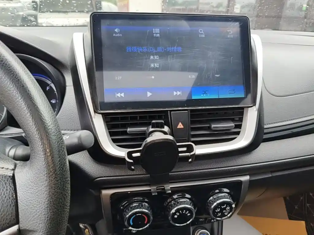 Toyota Yaris L — фото 13