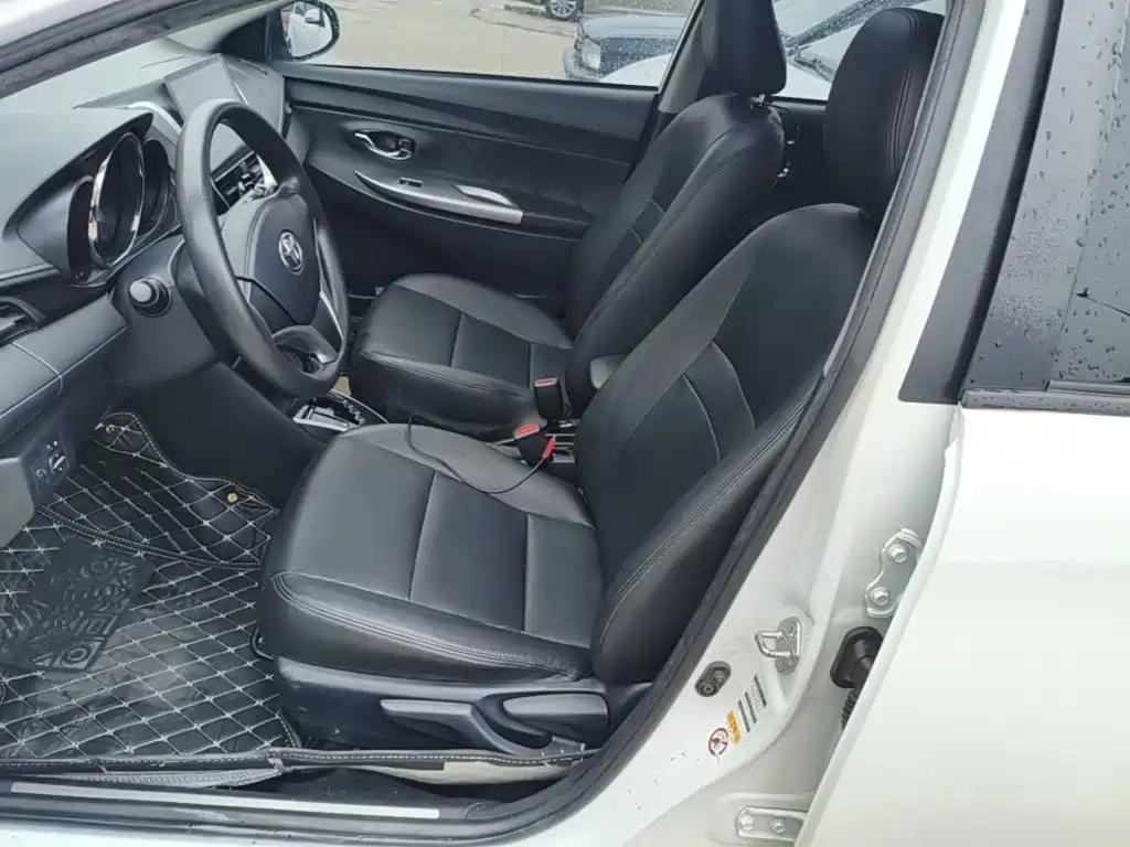 Toyota Yaris L — фото 15