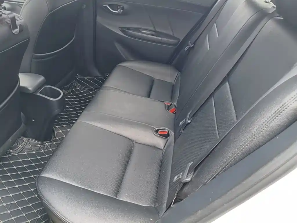 Toyota Yaris L — фото 17