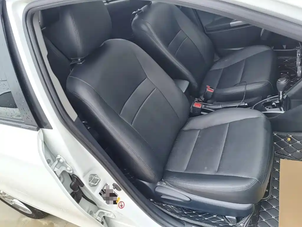 Toyota Yaris L — фото 25